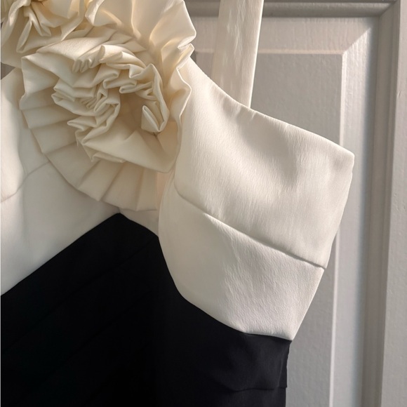 Joseph Ribkoff Elegant Black & White Ruffle Halter Dress sz 8 LBD - Picture 4 of 9